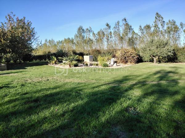 ✨ COUP DE CŒUR ASSURÉ – MAISON FAMILIALE 123 m² – 4 CHAMBRES – CAUDECOSTE ✨

Dans un environnement calme et agréable sur la commune de Caudecoste, venez découvrir cette superbe maison familiale de 123 m² où confort, espace et qualité de vie se rencontrent parfaitement.

Dès l’entrée, vous serez séduits par les beaux volumes et la luminosité naturelle qui baigne les pièces de vie. Le séjour spacieux et convivial offre un véritable espace de partage pour toute la famille, idéal pour recevoir vos proches ou profiter de chaleureux moments du quotidien. La cuisine fonctionnelle et accueillante complète harmonieusement cet espace de vie.

Côté nuit, la maison dispose de 4 belles chambres, parfaites pour accueillir une famille, aménager un bureau pour le télétravail ou créer une chambre d’amis selon vos besoins. Chaque espace a été pensé pour offrir confort et praticité au quotidien.

À l’extérieur, le véritable atout de cette propriété vous attend : un grand terrain offrant de multiples possibilités. Imaginez vos soirées d’été en terrasse, les enfants jouant en toute tranquillité, un futur espace piscine, un potager ou encore un magnifique jardin paysager… un véritable havre de paix à personnaliser selon vos envies.

🏡 123 m² habitables
🛏️ 4 chambres d'environ 14 m², équipées de dressings, ainsi qu'une suite parentale avec salle d'eau privative, et une salle de bain commune; 
🌳 Grand terrain de 1 890 m², entièrement plat et arboré, 100% constructible et piscinable, un terrain de pétanque, un bassin d'ornement de qualité et deux abris de jardin totalisant 40m²; 
☀️ Maison lumineuse avec un séjour de 50 m²;
🚗 Cadre calme et agréable;
👨‍👩‍👧‍👦 Idéal pour une famille;
📍 Proche des commodités et des axes principaux.

Cotés prestations : 
Toiture en excellente état, récemment nettoyée,
Peinture intérieures neuves,
Raccordement tout à l'égout,
Maison entièrement climatisée. 

Cette maison représente une belle opportunité pour ceux qui recherchent un cadre de vie paisible tout en restant à proximité des services essentiels.

💬 Une visite suffira pour tomber sous le charme !
📞 Contactez moi dès maintenant pour plus d’informations.