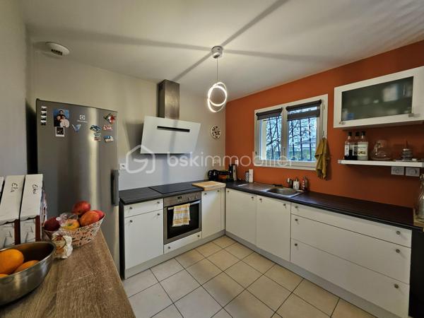 ✨ COUP DE CŒUR ASSURÉ – MAISON FAMILIALE 123 m² – 4 CHAMBRES – CAUDECOSTE ✨

Dans un environnement calme et agréable sur la commune de Caudecoste, venez découvrir cette superbe maison familiale de 123 m² où confort, espace et qualité de vie se rencontrent parfaitement.

Dès l’entrée, vous serez séduits par les beaux volumes et la luminosité naturelle qui baigne les pièces de vie. Le séjour spacieux et convivial offre un véritable espace de partage pour toute la famille, idéal pour recevoir vos proches ou profiter de chaleureux moments du quotidien. La cuisine fonctionnelle et accueillante complète harmonieusement cet espace de vie.

Côté nuit, la maison dispose de 4 belles chambres, parfaites pour accueillir une famille, aménager un bureau pour le télétravail ou créer une chambre d’amis selon vos besoins. Chaque espace a été pensé pour offrir confort et praticité au quotidien.

À l’extérieur, le véritable atout de cette propriété vous attend : un grand terrain offrant de multiples possibilités. Imaginez vos soirées d’été en terrasse, les enfants jouant en toute tranquillité, un futur espace piscine, un potager ou encore un magnifique jardin paysager… un véritable havre de paix à personnaliser selon vos envies.

🏡 123 m² habitables
🛏️ 4 chambres d'environ 14 m², équipées de dressings, ainsi qu'une suite parentale avec salle d'eau privative, et une salle de bain commune; 
🌳 Grand terrain de 1 890 m², entièrement plat et arboré, 100% constructible et piscinable, un terrain de pétanque, un bassin d'ornement de qualité et deux abris de jardin totalisant 40m²; 
☀️ Maison lumineuse avec un séjour de 50 m²;
🚗 Cadre calme et agréable;
👨‍👩‍👧‍👦 Idéal pour une famille;
📍 Proche des commodités et des axes principaux.

Cotés prestations : 
Toiture en excellente état, récemment nettoyée,
Peinture intérieures neuves,
Raccordement tout à l'égout,
Maison entièrement climatisée. 

Cette maison représente une belle opportunité pour ceux qui recherchent un cadre de vie paisible tout en restant à proximité des services essentiels.

💬 Une visite suffira pour tomber sous le charme !
📞 Contactez moi dès maintenant pour plus d’informations.