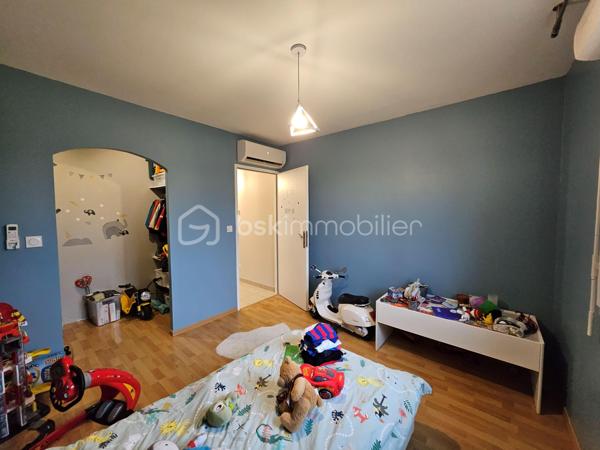 ✨ COUP DE CŒUR ASSURÉ – MAISON FAMILIALE 123 m² – 4 CHAMBRES – CAUDECOSTE ✨

Dans un environnement calme et agréable sur la commune de Caudecoste, venez découvrir cette superbe maison familiale de 123 m² où confort, espace et qualité de vie se rencontrent parfaitement.

Dès l’entrée, vous serez séduits par les beaux volumes et la luminosité naturelle qui baigne les pièces de vie. Le séjour spacieux et convivial offre un véritable espace de partage pour toute la famille, idéal pour recevoir vos proches ou profiter de chaleureux moments du quotidien. La cuisine fonctionnelle et accueillante complète harmonieusement cet espace de vie.

Côté nuit, la maison dispose de 4 belles chambres, parfaites pour accueillir une famille, aménager un bureau pour le télétravail ou créer une chambre d’amis selon vos besoins. Chaque espace a été pensé pour offrir confort et praticité au quotidien.

À l’extérieur, le véritable atout de cette propriété vous attend : un grand terrain offrant de multiples possibilités. Imaginez vos soirées d’été en terrasse, les enfants jouant en toute tranquillité, un futur espace piscine, un potager ou encore un magnifique jardin paysager… un véritable havre de paix à personnaliser selon vos envies.

🏡 123 m² habitables
🛏️ 4 chambres d'environ 14 m², équipées de dressings, ainsi qu'une suite parentale avec salle d'eau privative, et une salle de bain commune; 
🌳 Grand terrain de 1 890 m², entièrement plat et arboré, 100% constructible et piscinable, un terrain de pétanque, un bassin d'ornement de qualité et deux abris de jardin totalisant 40m²; 
☀️ Maison lumineuse avec un séjour de 50 m²;
🚗 Cadre calme et agréable;
👨‍👩‍👧‍👦 Idéal pour une famille;
📍 Proche des commodités et des axes principaux.

Cotés prestations : 
Toiture en excellente état, récemment nettoyée,
Peinture intérieures neuves,
Raccordement tout à l'égout,
Maison entièrement climatisée. 

Cette maison représente une belle opportunité pour ceux qui recherchent un cadre de vie paisible tout en restant à proximité des services essentiels.

💬 Une visite suffira pour tomber sous le charme !
📞 Contactez moi dès maintenant pour plus d’informations.