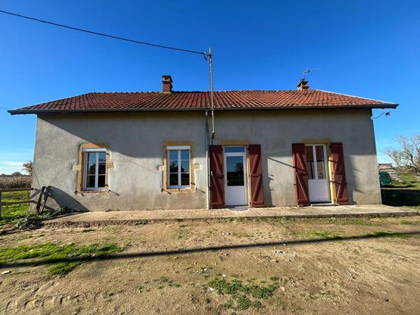 Maison à louer avec dépendances à VITRY EN CHAROLLAIS !