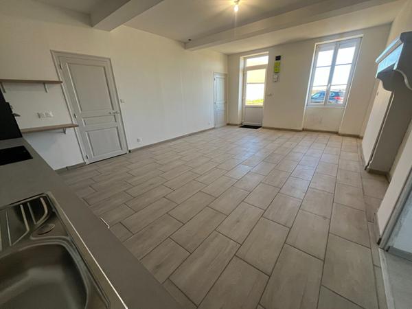 Maison à louer avec dépendances à VITRY EN CHAROLLAIS !