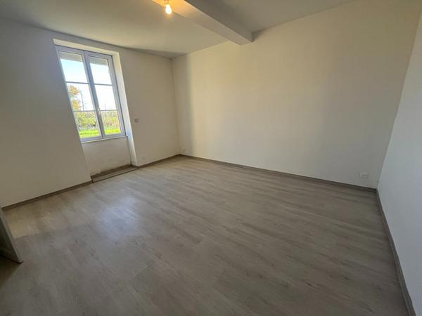 Maison à louer avec dépendances à VITRY EN CHAROLLAIS !