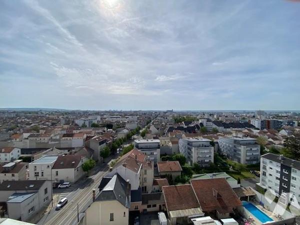 Avenue de Laon/Bd Albert 1er : appartement de 4 pièces avec cave
