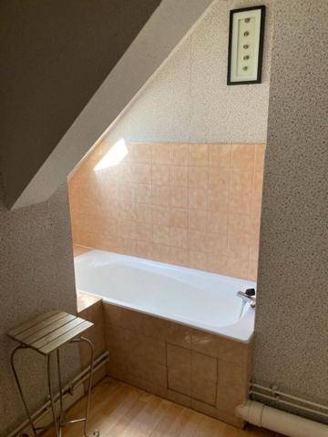 SITUE EN PLEIN CENTRE VILLE