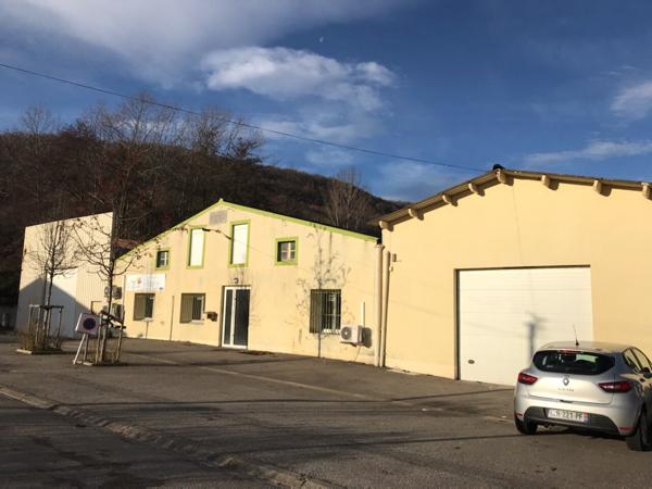 A VENDRE LOCAL D'ACTIVITE + TERRAIN