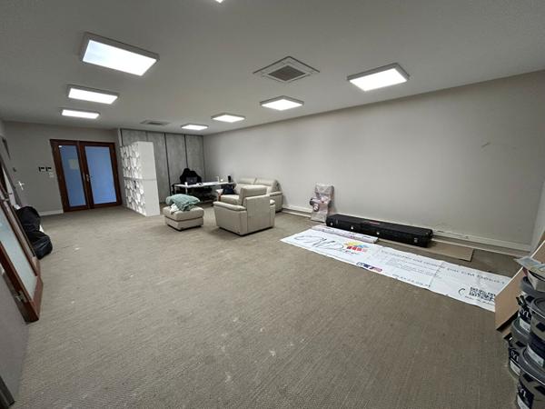 A VENDRE LOCAL D'ACTIVITE + TERRAIN