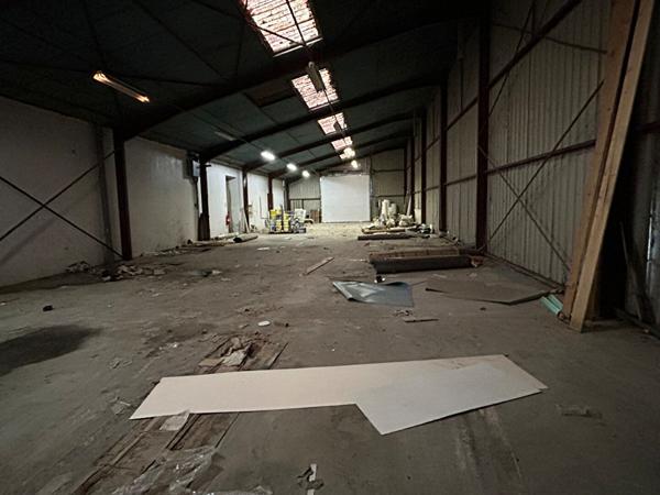 A VENDRE LOCAL D'ACTIVITE + TERRAIN