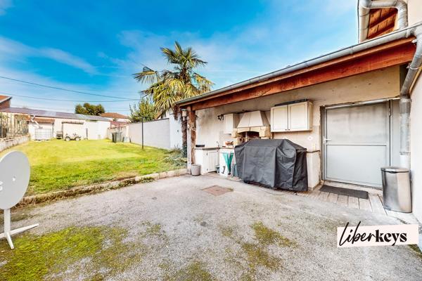 Maison de ville familiale avec 4 chambres - Jardin et grand garage indépendant - Au centre de Dagneux