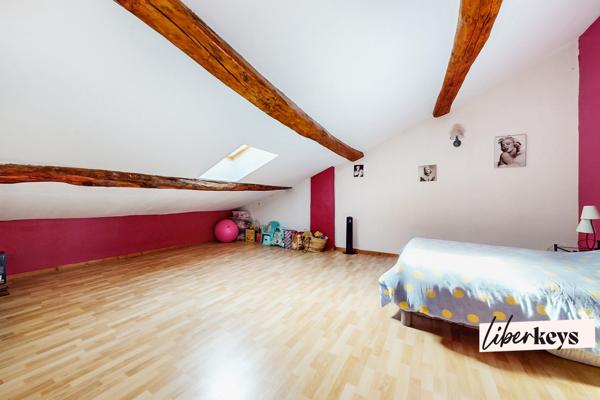 Maison de ville familiale avec 4 chambres - Jardin et grand garage indépendant - Au centre de Dagneux