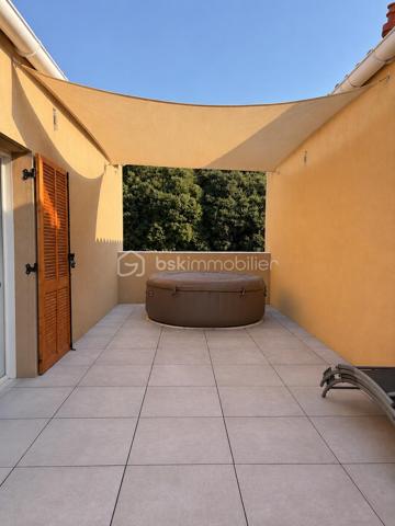 Découvrez ce magnifique appartement meublé, très lumineux, situé dans une résidence calme et bien entretenue, au cœur d'un secteur très recherché. Idéalement placé, il se trouve à proximité immédiate de la gare, des commerces, des écoles, des transports et de toutes les commodités.

L'appartement se compose, au premier niveau, d'un vaste séjour lumineux, d'une cuisine équipe (machine a laver, lave linge, frigirateur, four miconde)  d'une chambre, d'une buanderie, d'une salle d'eau ainsi que de deux beaux balcons. La climatisation est installée à ce niveau pour un confort optimal.

À l'étage, vous trouverez deux belles chambres, une salle de bain et une spacieuse terrasse d'environ 30 m², idéale pour profiter des beaux jours. Cet étage est également équipé de la climatisation.

Le bien dispose d'une place de parking privative, ainsi que de nombreuses places de stationnement à proximité de la résidence, facilitant le stationnement de vos visiteurs.

Les atouts :

Appartement vendu meublé.
Très lumineux.
Résidence calme et sécurisée.
Secteur très recherché.
Deux balcons et une terrasse de 30 m².
Climatisation au rez-de-chaussée et à l'étage.
Place de parking privative.
Nombreuses places de stationnement.
5 minutes de la gare, des commerces et de toutes les commodités.

Un bien rare, alliant confort, luminosité, espace extérieur et emplacement privilégié. À visiter sans tarder !
