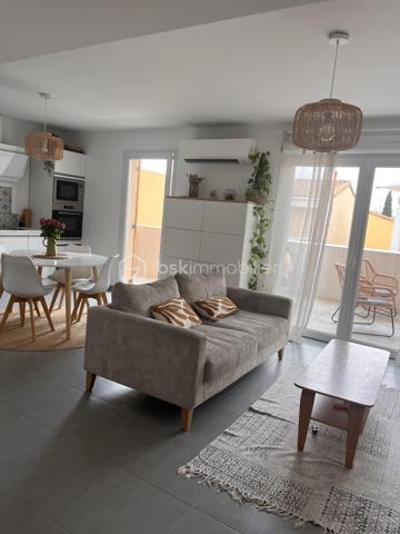 Découvrez ce magnifique appartement meublé, très lumineux, situé dans une résidence calme et bien entretenue, au cœur d'un secteur très recherché. Idéalement placé, il se trouve à proximité immédiate de la gare, des commerces, des écoles, des transports et de toutes les commodités.

L'appartement se compose, au premier niveau, d'un vaste séjour lumineux, d'une cuisine équipe (machine a laver, lave linge, frigirateur, four miconde)  d'une chambre, d'une buanderie, d'une salle d'eau ainsi que de deux beaux balcons. La climatisation est installée à ce niveau pour un confort optimal.

À l'étage, vous trouverez deux belles chambres, une salle de bain et une spacieuse terrasse d'environ 30 m², idéale pour profiter des beaux jours. Cet étage est également équipé de la climatisation.

Le bien dispose d'une place de parking privative, ainsi que de nombreuses places de stationnement à proximité de la résidence, facilitant le stationnement de vos visiteurs.

Les atouts :

Appartement vendu meublé.
Très lumineux.
Résidence calme et sécurisée.
Secteur très recherché.
Deux balcons et une terrasse de 30 m².
Climatisation au rez-de-chaussée et à l'étage.
Place de parking privative.
Nombreuses places de stationnement.
5 minutes de la gare, des commerces et de toutes les commodités.

Un bien rare, alliant confort, luminosité, espace extérieur et emplacement privilégié. À visiter sans tarder !