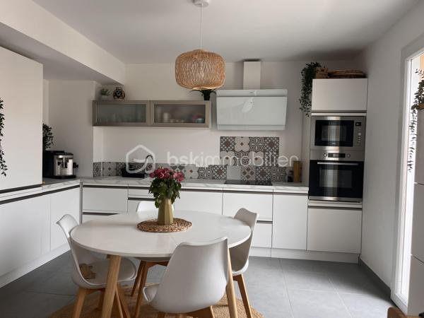 Découvrez ce magnifique appartement meublé, très lumineux, situé dans une résidence calme et bien entretenue, au cœur d'un secteur très recherché. Idéalement placé, il se trouve à proximité immédiate de la gare, des commerces, des écoles, des transports et de toutes les commodités.

L'appartement se compose, au premier niveau, d'un vaste séjour lumineux, d'une cuisine équipe (machine a laver, lave linge, frigirateur, four miconde)  d'une chambre, d'une buanderie, d'une salle d'eau ainsi que de deux beaux balcons. La climatisation est installée à ce niveau pour un confort optimal.

À l'étage, vous trouverez deux belles chambres, une salle de bain et une spacieuse terrasse d'environ 30 m², idéale pour profiter des beaux jours. Cet étage est également équipé de la climatisation.

Le bien dispose d'une place de parking privative, ainsi que de nombreuses places de stationnement à proximité de la résidence, facilitant le stationnement de vos visiteurs.

Les atouts :

Appartement vendu meublé.
Très lumineux.
Résidence calme et sécurisée.
Secteur très recherché.
Deux balcons et une terrasse de 30 m².
Climatisation au rez-de-chaussée et à l'étage.
Place de parking privative.
Nombreuses places de stationnement.
5 minutes de la gare, des commerces et de toutes les commodités.

Un bien rare, alliant confort, luminosité, espace extérieur et emplacement privilégié. À visiter sans tarder !