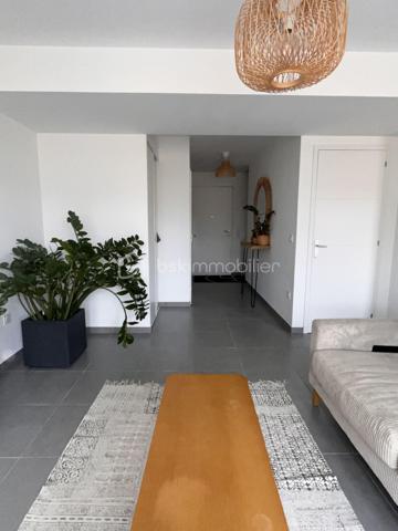 Découvrez ce magnifique appartement meublé, très lumineux, situé dans une résidence calme et bien entretenue, au cœur d'un secteur très recherché. Idéalement placé, il se trouve à proximité immédiate de la gare, des commerces, des écoles, des transports et de toutes les commodités.

L'appartement se compose, au premier niveau, d'un vaste séjour lumineux, d'une cuisine équipe (machine a laver, lave linge, frigirateur, four miconde)  d'une chambre, d'une buanderie, d'une salle d'eau ainsi que de deux beaux balcons. La climatisation est installée à ce niveau pour un confort optimal.

À l'étage, vous trouverez deux belles chambres, une salle de bain et une spacieuse terrasse d'environ 30 m², idéale pour profiter des beaux jours. Cet étage est également équipé de la climatisation.

Le bien dispose d'une place de parking privative, ainsi que de nombreuses places de stationnement à proximité de la résidence, facilitant le stationnement de vos visiteurs.

Les atouts :

Appartement vendu meublé.
Très lumineux.
Résidence calme et sécurisée.
Secteur très recherché.
Deux balcons et une terrasse de 30 m².
Climatisation au rez-de-chaussée et à l'étage.
Place de parking privative.
Nombreuses places de stationnement.
5 minutes de la gare, des commerces et de toutes les commodités.

Un bien rare, alliant confort, luminosité, espace extérieur et emplacement privilégié. À visiter sans tarder !