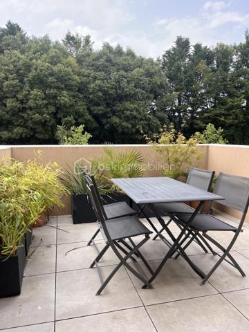 Découvrez ce magnifique appartement meublé, très lumineux, situé dans une résidence calme et bien entretenue, au cœur d'un secteur très recherché. Idéalement placé, il se trouve à proximité immédiate de la gare, des commerces, des écoles, des transports et de toutes les commodités.

L'appartement se compose, au premier niveau, d'un vaste séjour lumineux, d'une cuisine équipe (machine a laver, lave linge, frigirateur, four miconde)  d'une chambre, d'une buanderie, d'une salle d'eau ainsi que de deux beaux balcons. La climatisation est installée à ce niveau pour un confort optimal.

À l'étage, vous trouverez deux belles chambres, une salle de bain et une spacieuse terrasse d'environ 30 m², idéale pour profiter des beaux jours. Cet étage est également équipé de la climatisation.

Le bien dispose d'une place de parking privative, ainsi que de nombreuses places de stationnement à proximité de la résidence, facilitant le stationnement de vos visiteurs.

Les atouts :

Appartement vendu meublé.
Très lumineux.
Résidence calme et sécurisée.
Secteur très recherché.
Deux balcons et une terrasse de 30 m².
Climatisation au rez-de-chaussée et à l'étage.
Place de parking privative.
Nombreuses places de stationnement.
5 minutes de la gare, des commerces et de toutes les commodités.

Un bien rare, alliant confort, luminosité, espace extérieur et emplacement privilégié. À visiter sans tarder !