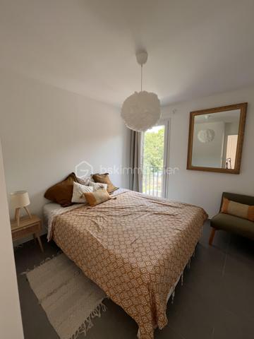 Découvrez ce magnifique appartement meublé, très lumineux, situé dans une résidence calme et bien entretenue, au cœur d'un secteur très recherché. Idéalement placé, il se trouve à proximité immédiate de la gare, des commerces, des écoles, des transports et de toutes les commodités.

L'appartement se compose, au premier niveau, d'un vaste séjour lumineux, d'une cuisine équipe (machine a laver, lave linge, frigirateur, four miconde)  d'une chambre, d'une buanderie, d'une salle d'eau ainsi que de deux beaux balcons. La climatisation est installée à ce niveau pour un confort optimal.

À l'étage, vous trouverez deux belles chambres, une salle de bain et une spacieuse terrasse d'environ 30 m², idéale pour profiter des beaux jours. Cet étage est également équipé de la climatisation.

Le bien dispose d'une place de parking privative, ainsi que de nombreuses places de stationnement à proximité de la résidence, facilitant le stationnement de vos visiteurs.

Les atouts :

Appartement vendu meublé.
Très lumineux.
Résidence calme et sécurisée.
Secteur très recherché.
Deux balcons et une terrasse de 30 m².
Climatisation au rez-de-chaussée et à l'étage.
Place de parking privative.
Nombreuses places de stationnement.
5 minutes de la gare, des commerces et de toutes les commodités.

Un bien rare, alliant confort, luminosité, espace extérieur et emplacement privilégié. À visiter sans tarder !