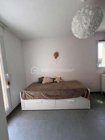 Découvrez ce magnifique appartement meublé, très lumineux, situé dans une résidence calme et bien entretenue, au cœur d'un secteur très recherché. Idéalement placé, il se trouve à proximité immédiate de la gare, des commerces, des écoles, des transports et de toutes les commodités.

L'appartement se compose, au premier niveau, d'un vaste séjour lumineux, d'une cuisine équipe (machine a laver, lave linge, frigirateur, four miconde)  d'une chambre, d'une buanderie, d'une salle d'eau ainsi que de deux beaux balcons. La climatisation est installée à ce niveau pour un confort optimal.

À l'étage, vous trouverez deux belles chambres, une salle de bain et une spacieuse terrasse d'environ 30 m², idéale pour profiter des beaux jours. Cet étage est également équipé de la climatisation.

Le bien dispose d'une place de parking privative, ainsi que de nombreuses places de stationnement à proximité de la résidence, facilitant le stationnement de vos visiteurs.

Les atouts :

Appartement vendu meublé.
Très lumineux.
Résidence calme et sécurisée.
Secteur très recherché.
Deux balcons et une terrasse de 30 m².
Climatisation au rez-de-chaussée et à l'étage.
Place de parking privative.
Nombreuses places de stationnement.
5 minutes de la gare, des commerces et de toutes les commodités.

Un bien rare, alliant confort, luminosité, espace extérieur et emplacement privilégié. À visiter sans tarder !