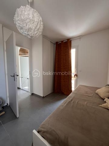 Découvrez ce magnifique appartement meublé, très lumineux, situé dans une résidence calme et bien entretenue, au cœur d'un secteur très recherché. Idéalement placé, il se trouve à proximité immédiate de la gare, des commerces, des écoles, des transports et de toutes les commodités.

L'appartement se compose, au premier niveau, d'un vaste séjour lumineux, d'une cuisine équipe (machine a laver, lave linge, frigirateur, four miconde)  d'une chambre, d'une buanderie, d'une salle d'eau ainsi que de deux beaux balcons. La climatisation est installée à ce niveau pour un confort optimal.

À l'étage, vous trouverez deux belles chambres, une salle de bain et une spacieuse terrasse d'environ 30 m², idéale pour profiter des beaux jours. Cet étage est également équipé de la climatisation.

Le bien dispose d'une place de parking privative, ainsi que de nombreuses places de stationnement à proximité de la résidence, facilitant le stationnement de vos visiteurs.

Les atouts :

Appartement vendu meublé.
Très lumineux.
Résidence calme et sécurisée.
Secteur très recherché.
Deux balcons et une terrasse de 30 m².
Climatisation au rez-de-chaussée et à l'étage.
Place de parking privative.
Nombreuses places de stationnement.
5 minutes de la gare, des commerces et de toutes les commodités.

Un bien rare, alliant confort, luminosité, espace extérieur et emplacement privilégié. À visiter sans tarder !