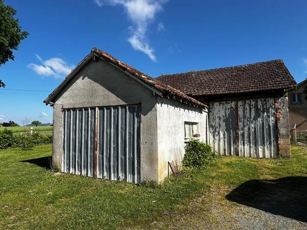 Maison  T5/6 d'env. 200 m2 avec étang, verger et nombreuses annexes sur  SANILHAC (24660)