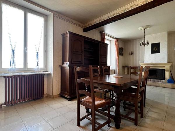 Maison  T5/6 d'env. 200 m2 avec étang, verger et nombreuses annexes sur  SANILHAC (24660)