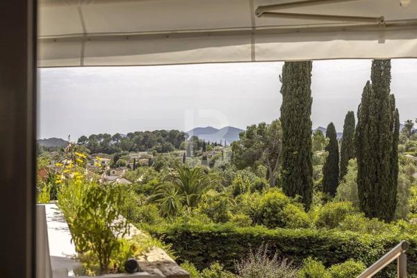 À vendre belle maison individuelle avec piscine à Mougins, quartier résidentiel recherché.