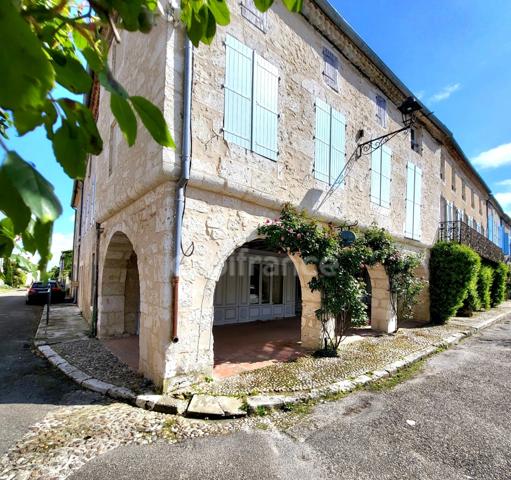 Ensemble atypique de deux maisons avec commerce en plein coeur de SAINT CLAR (32) à vendre