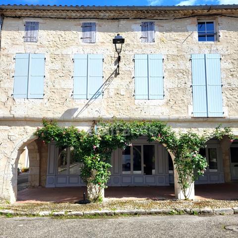 Ensemble atypique de deux maisons avec commerce en plein coeur de SAINT CLAR (32) à vendre