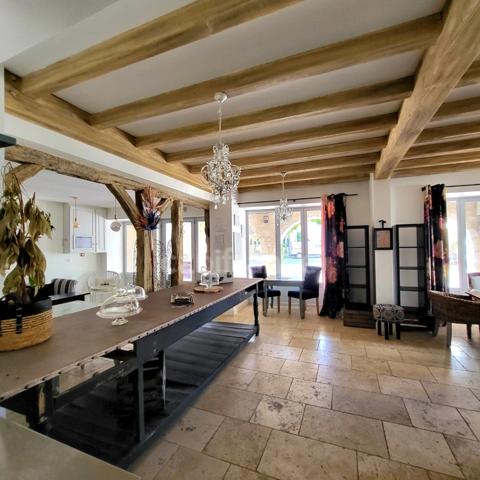 Ensemble atypique de deux maisons avec commerce en plein coeur de SAINT CLAR (32) à vendre