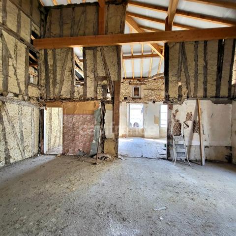 Ensemble atypique de deux maisons avec commerce en plein coeur de SAINT CLAR (32) à vendre