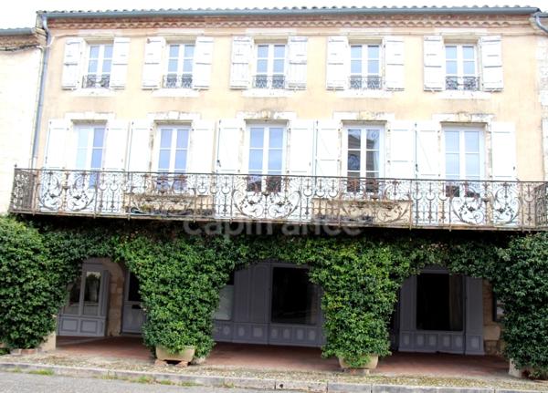 Ensemble atypique de deux maisons avec commerce en plein coeur de SAINT CLAR (32) à vendre