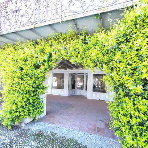 Ensemble atypique de deux maisons avec commerce en plein coeur de SAINT CLAR (32) à vendre