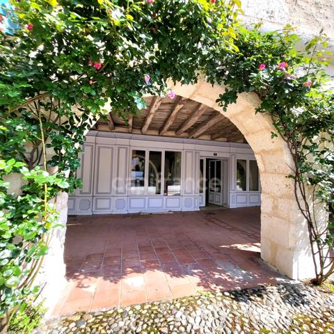 Ensemble atypique de deux maisons avec commerce en plein coeur de SAINT CLAR (32) à vendre
