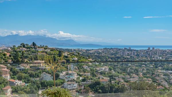 Villa contemporaine avec magnifique vue mer
