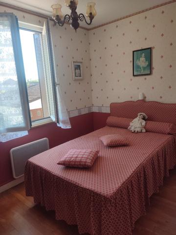 Maison dans quartier calme proche commerces.