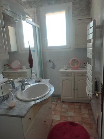 Maison dans quartier calme proche commerces.