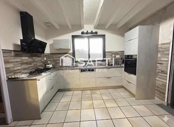 Maison traditionnelle avec dépendance et piscine