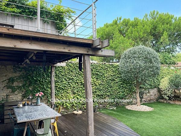 Maison de charme centre Marans 235 m2, 6 chambres, 2 garages piscine jardin