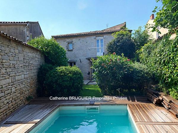 Maison de charme centre Marans 235 m2, 6 chambres, 2 garages piscine jardin
