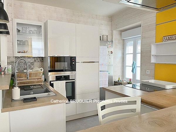 Maison de charme centre Marans 235 m2, 6 chambres, 2 garages piscine jardin