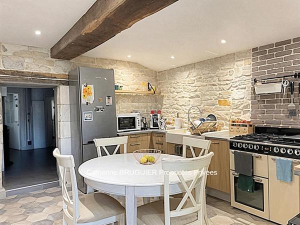 Maison de charme centre Marans 235 m2, 6 chambres, 2 garages piscine jardin