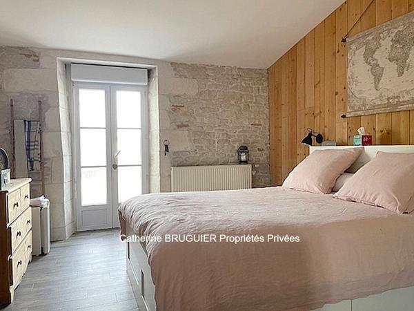 Maison de charme centre Marans 235 m2, 6 chambres, 2 garages piscine jardin