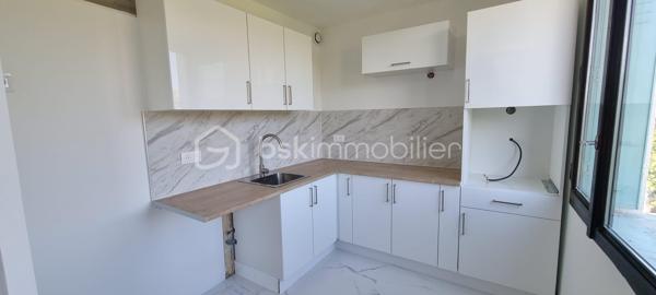 Situé au cœur de Manosque, dans la résidence sécurisée La Colette, à proximité immédiate des écoles, commerces, transports et de toutes les commodités, venez découvrir ce magnifique appartement T4 de 86 m² habitables, entièrement rénové avec goût et offrant de très beaux volumes.

Dès l'entrée, un hall indépendant d'environ 7 m² dessert une superbe pièce de vie d'environ 31 m², lumineuse et conviviale, avec sa cuisine ouverte, idéale pour recevoir famille et amis. Celle-ci s'ouvre sur un agréable balcon, parfait pour profiter d'un espace extérieur en toute tranquillité.

L'espace nuit se compose de 3 chambres, dont une bénéficiant de son propre balcon privatif, d'une salle d'eau moderne ainsi que de toilettes indépendantes.

Les prestations sont complétées par :

- une cave située en rez-de-chaussée ;
- un garage privatif au sein de la résidence ;
- de nombreuses places de stationnement libres autour de l'immeuble.

La résidence La Colette, entièrement fermée et sécurisée, est particulièrement appréciée pour son agréable parc arboré, offrant un cadre de vie calme et verdoyant tout en restant à quelques minutes à pied du centre-ville.

Les atouts du bien: 
- Appartement entièrement rénové.
- Belle pièce de vie de 31 m².
- Deux balcons.
- Garage privatif et cave.
- Résidence fermée et sécurisée.
- Parc arboré.
- Nombreux stationnements.
- Faibles charges de copropriété.
- Proximité immédiate des écoles, commerces et services.

Un véritable atout : la résidence fait actuellement l'objet d'une rénovation complète des façades avec isolation thermique par l'extérieur. Les travaux sont entièrement pris en charge par le vendeur et leur achèvement est prévu aux alentours du mois d'octobre. Les futurs acquéreurs bénéficieront ainsi d'une résidence rénovée, sans avoir à supporter le coût de ces importants travaux.

Un appartement clé en main, idéal pour une famille ou pour toute personne recherchant un bien spacieux, lumineux, entièrement rénové et parfaitement situé au cœur de Manosque.