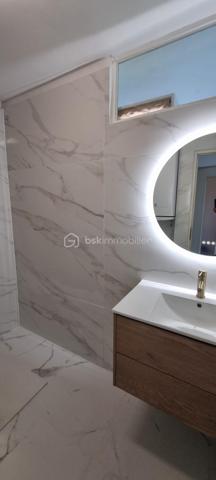 Situé au cœur de Manosque, dans la résidence sécurisée La Colette, à proximité immédiate des écoles, commerces, transports et de toutes les commodités, venez découvrir ce magnifique appartement T4 de 86 m² habitables, entièrement rénové avec goût et offrant de très beaux volumes.

Dès l'entrée, un hall indépendant d'environ 7 m² dessert une superbe pièce de vie d'environ 31 m², lumineuse et conviviale, avec sa cuisine ouverte, idéale pour recevoir famille et amis. Celle-ci s'ouvre sur un agréable balcon, parfait pour profiter d'un espace extérieur en toute tranquillité.

L'espace nuit se compose de 3 chambres, dont une bénéficiant de son propre balcon privatif, d'une salle d'eau moderne ainsi que de toilettes indépendantes.

Les prestations sont complétées par :

- une cave située en rez-de-chaussée ;
- un garage privatif au sein de la résidence ;
- de nombreuses places de stationnement libres autour de l'immeuble.

La résidence La Colette, entièrement fermée et sécurisée, est particulièrement appréciée pour son agréable parc arboré, offrant un cadre de vie calme et verdoyant tout en restant à quelques minutes à pied du centre-ville.

Les atouts du bien: 
- Appartement entièrement rénové.
- Belle pièce de vie de 31 m².
- Deux balcons.
- Garage privatif et cave.
- Résidence fermée et sécurisée.
- Parc arboré.
- Nombreux stationnements.
- Faibles charges de copropriété.
- Proximité immédiate des écoles, commerces et services.

Un véritable atout : la résidence fait actuellement l'objet d'une rénovation complète des façades avec isolation thermique par l'extérieur. Les travaux sont entièrement pris en charge par le vendeur et leur achèvement est prévu aux alentours du mois d'octobre. Les futurs acquéreurs bénéficieront ainsi d'une résidence rénovée, sans avoir à supporter le coût de ces importants travaux.

Un appartement clé en main, idéal pour une famille ou pour toute personne recherchant un bien spacieux, lumineux, entièrement rénové et parfaitement situé au cœur de Manosque.