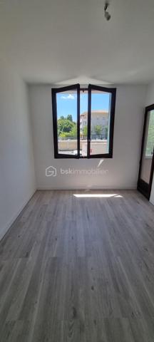 Situé au cœur de Manosque, dans la résidence sécurisée La Colette, à proximité immédiate des écoles, commerces, transports et de toutes les commodités, venez découvrir ce magnifique appartement T4 de 86 m² habitables, entièrement rénové avec goût et offrant de très beaux volumes.

Dès l'entrée, un hall indépendant d'environ 7 m² dessert une superbe pièce de vie d'environ 31 m², lumineuse et conviviale, avec sa cuisine ouverte, idéale pour recevoir famille et amis. Celle-ci s'ouvre sur un agréable balcon, parfait pour profiter d'un espace extérieur en toute tranquillité.

L'espace nuit se compose de 3 chambres, dont une bénéficiant de son propre balcon privatif, d'une salle d'eau moderne ainsi que de toilettes indépendantes.

Les prestations sont complétées par :

- une cave située en rez-de-chaussée ;
- un garage privatif au sein de la résidence ;
- de nombreuses places de stationnement libres autour de l'immeuble.

La résidence La Colette, entièrement fermée et sécurisée, est particulièrement appréciée pour son agréable parc arboré, offrant un cadre de vie calme et verdoyant tout en restant à quelques minutes à pied du centre-ville.

Les atouts du bien: 
- Appartement entièrement rénové.
- Belle pièce de vie de 31 m².
- Deux balcons.
- Garage privatif et cave.
- Résidence fermée et sécurisée.
- Parc arboré.
- Nombreux stationnements.
- Faibles charges de copropriété.
- Proximité immédiate des écoles, commerces et services.

Un véritable atout : la résidence fait actuellement l'objet d'une rénovation complète des façades avec isolation thermique par l'extérieur. Les travaux sont entièrement pris en charge par le vendeur et leur achèvement est prévu aux alentours du mois d'octobre. Les futurs acquéreurs bénéficieront ainsi d'une résidence rénovée, sans avoir à supporter le coût de ces importants travaux.

Un appartement clé en main, idéal pour une famille ou pour toute personne recherchant un bien spacieux, lumineux, entièrement rénové et parfaitement situé au cœur de Manosque.