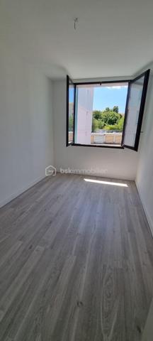 Situé au cœur de Manosque, dans la résidence sécurisée La Colette, à proximité immédiate des écoles, commerces, transports et de toutes les commodités, venez découvrir ce magnifique appartement T4 de 86 m² habitables, entièrement rénové avec goût et offrant de très beaux volumes.

Dès l'entrée, un hall indépendant d'environ 7 m² dessert une superbe pièce de vie d'environ 31 m², lumineuse et conviviale, avec sa cuisine ouverte, idéale pour recevoir famille et amis. Celle-ci s'ouvre sur un agréable balcon, parfait pour profiter d'un espace extérieur en toute tranquillité.

L'espace nuit se compose de 3 chambres, dont une bénéficiant de son propre balcon privatif, d'une salle d'eau moderne ainsi que de toilettes indépendantes.

Les prestations sont complétées par :

- une cave située en rez-de-chaussée ;
- un garage privatif au sein de la résidence ;
- de nombreuses places de stationnement libres autour de l'immeuble.

La résidence La Colette, entièrement fermée et sécurisée, est particulièrement appréciée pour son agréable parc arboré, offrant un cadre de vie calme et verdoyant tout en restant à quelques minutes à pied du centre-ville.

Les atouts du bien: 
- Appartement entièrement rénové.
- Belle pièce de vie de 31 m².
- Deux balcons.
- Garage privatif et cave.
- Résidence fermée et sécurisée.
- Parc arboré.
- Nombreux stationnements.
- Faibles charges de copropriété.
- Proximité immédiate des écoles, commerces et services.

Un véritable atout : la résidence fait actuellement l'objet d'une rénovation complète des façades avec isolation thermique par l'extérieur. Les travaux sont entièrement pris en charge par le vendeur et leur achèvement est prévu aux alentours du mois d'octobre. Les futurs acquéreurs bénéficieront ainsi d'une résidence rénovée, sans avoir à supporter le coût de ces importants travaux.

Un appartement clé en main, idéal pour une famille ou pour toute personne recherchant un bien spacieux, lumineux, entièrement rénové et parfaitement situé au cœur de Manosque.