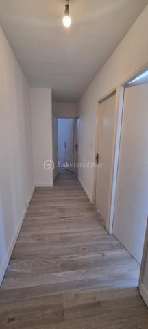 Situé au cœur de Manosque, dans la résidence sécurisée La Colette, à proximité immédiate des écoles, commerces, transports et de toutes les commodités, venez découvrir ce magnifique appartement T4 de 86 m² habitables, entièrement rénové avec goût et offrant de très beaux volumes.

Dès l'entrée, un hall indépendant d'environ 7 m² dessert une superbe pièce de vie d'environ 31 m², lumineuse et conviviale, avec sa cuisine ouverte, idéale pour recevoir famille et amis. Celle-ci s'ouvre sur un agréable balcon, parfait pour profiter d'un espace extérieur en toute tranquillité.

L'espace nuit se compose de 3 chambres, dont une bénéficiant de son propre balcon privatif, d'une salle d'eau moderne ainsi que de toilettes indépendantes.

Les prestations sont complétées par :

- une cave située en rez-de-chaussée ;
- un garage privatif au sein de la résidence ;
- de nombreuses places de stationnement libres autour de l'immeuble.

La résidence La Colette, entièrement fermée et sécurisée, est particulièrement appréciée pour son agréable parc arboré, offrant un cadre de vie calme et verdoyant tout en restant à quelques minutes à pied du centre-ville.

Les atouts du bien: 
- Appartement entièrement rénové.
- Belle pièce de vie de 31 m².
- Deux balcons.
- Garage privatif et cave.
- Résidence fermée et sécurisée.
- Parc arboré.
- Nombreux stationnements.
- Faibles charges de copropriété.
- Proximité immédiate des écoles, commerces et services.

Un véritable atout : la résidence fait actuellement l'objet d'une rénovation complète des façades avec isolation thermique par l'extérieur. Les travaux sont entièrement pris en charge par le vendeur et leur achèvement est prévu aux alentours du mois d'octobre. Les futurs acquéreurs bénéficieront ainsi d'une résidence rénovée, sans avoir à supporter le coût de ces importants travaux.

Un appartement clé en main, idéal pour une famille ou pour toute personne recherchant un bien spacieux, lumineux, entièrement rénové et parfaitement situé au cœur de Manosque.