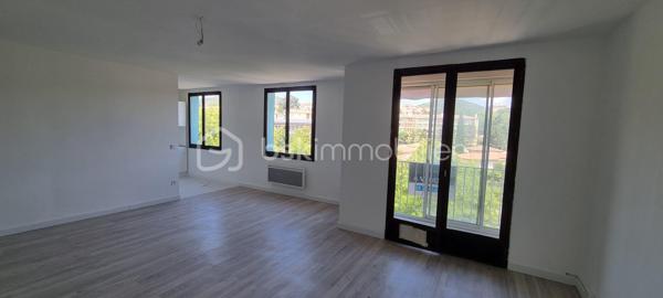 Situé au cœur de Manosque, dans la résidence sécurisée La Colette, à proximité immédiate des écoles, commerces, transports et de toutes les commodités, venez découvrir ce magnifique appartement T4 de 86 m² habitables, entièrement rénové avec goût et offrant de très beaux volumes.

Dès l'entrée, un hall indépendant d'environ 7 m² dessert une superbe pièce de vie d'environ 31 m², lumineuse et conviviale, avec sa cuisine ouverte, idéale pour recevoir famille et amis. Celle-ci s'ouvre sur un agréable balcon, parfait pour profiter d'un espace extérieur en toute tranquillité.

L'espace nuit se compose de 3 chambres, dont une bénéficiant de son propre balcon privatif, d'une salle d'eau moderne ainsi que de toilettes indépendantes.

Les prestations sont complétées par :

- une cave située en rez-de-chaussée ;
- un garage privatif au sein de la résidence ;
- de nombreuses places de stationnement libres autour de l'immeuble.

La résidence La Colette, entièrement fermée et sécurisée, est particulièrement appréciée pour son agréable parc arboré, offrant un cadre de vie calme et verdoyant tout en restant à quelques minutes à pied du centre-ville.

Les atouts du bien: 
- Appartement entièrement rénové.
- Belle pièce de vie de 31 m².
- Deux balcons.
- Garage privatif et cave.
- Résidence fermée et sécurisée.
- Parc arboré.
- Nombreux stationnements.
- Faibles charges de copropriété.
- Proximité immédiate des écoles, commerces et services.

Un véritable atout : la résidence fait actuellement l'objet d'une rénovation complète des façades avec isolation thermique par l'extérieur. Les travaux sont entièrement pris en charge par le vendeur et leur achèvement est prévu aux alentours du mois d'octobre. Les futurs acquéreurs bénéficieront ainsi d'une résidence rénovée, sans avoir à supporter le coût de ces importants travaux.

Un appartement clé en main, idéal pour une famille ou pour toute personne recherchant un bien spacieux, lumineux, entièrement rénové et parfaitement situé au cœur de Manosque.