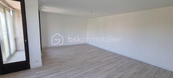 Situé au cœur de Manosque, dans la résidence sécurisée La Colette, à proximité immédiate des écoles, commerces, transports et de toutes les commodités, venez découvrir ce magnifique appartement T4 de 86 m² habitables, entièrement rénové avec goût et offrant de très beaux volumes.

Dès l'entrée, un hall indépendant d'environ 7 m² dessert une superbe pièce de vie d'environ 31 m², lumineuse et conviviale, avec sa cuisine ouverte, idéale pour recevoir famille et amis. Celle-ci s'ouvre sur un agréable balcon, parfait pour profiter d'un espace extérieur en toute tranquillité.

L'espace nuit se compose de 3 chambres, dont une bénéficiant de son propre balcon privatif, d'une salle d'eau moderne ainsi que de toilettes indépendantes.

Les prestations sont complétées par :

- une cave située en rez-de-chaussée ;
- un garage privatif au sein de la résidence ;
- de nombreuses places de stationnement libres autour de l'immeuble.

La résidence La Colette, entièrement fermée et sécurisée, est particulièrement appréciée pour son agréable parc arboré, offrant un cadre de vie calme et verdoyant tout en restant à quelques minutes à pied du centre-ville.

Les atouts du bien: 
- Appartement entièrement rénové.
- Belle pièce de vie de 31 m².
- Deux balcons.
- Garage privatif et cave.
- Résidence fermée et sécurisée.
- Parc arboré.
- Nombreux stationnements.
- Faibles charges de copropriété.
- Proximité immédiate des écoles, commerces et services.

Un véritable atout : la résidence fait actuellement l'objet d'une rénovation complète des façades avec isolation thermique par l'extérieur. Les travaux sont entièrement pris en charge par le vendeur et leur achèvement est prévu aux alentours du mois d'octobre. Les futurs acquéreurs bénéficieront ainsi d'une résidence rénovée, sans avoir à supporter le coût de ces importants travaux.

Un appartement clé en main, idéal pour une famille ou pour toute personne recherchant un bien spacieux, lumineux, entièrement rénové et parfaitement situé au cœur de Manosque.