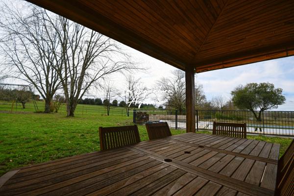 Maison de campagne avec piscine et installations équestres – Environnement paisible proche d’un lac