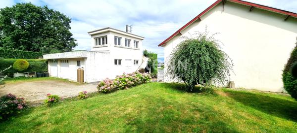 Maison Quintin centre, de plain-pied 3 chambres sur sous sol, 2 garages, atelier et jardin environ 1000 m²