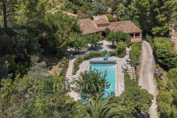 Propriété familiale sur plus de 4 000 m² de terrain avec piscine et vue dégagée – Bandol